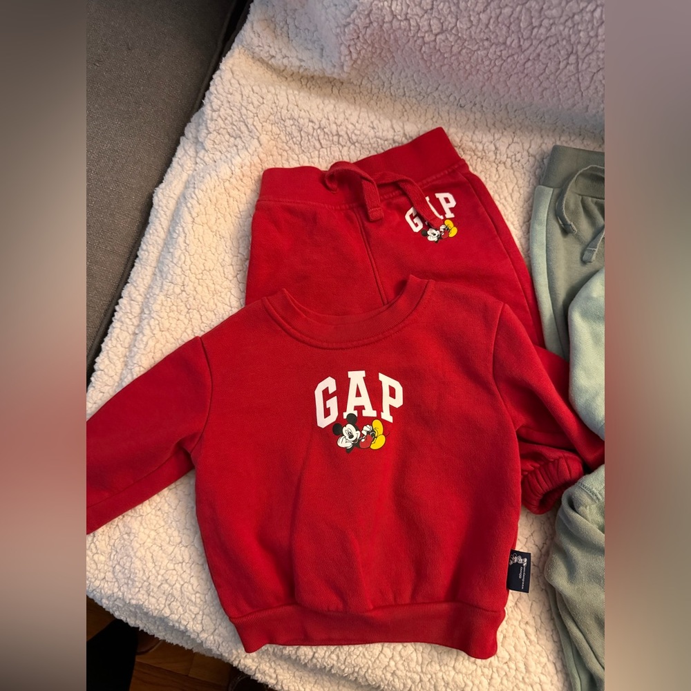 Bundle Gap sweatsuits 6-12 months